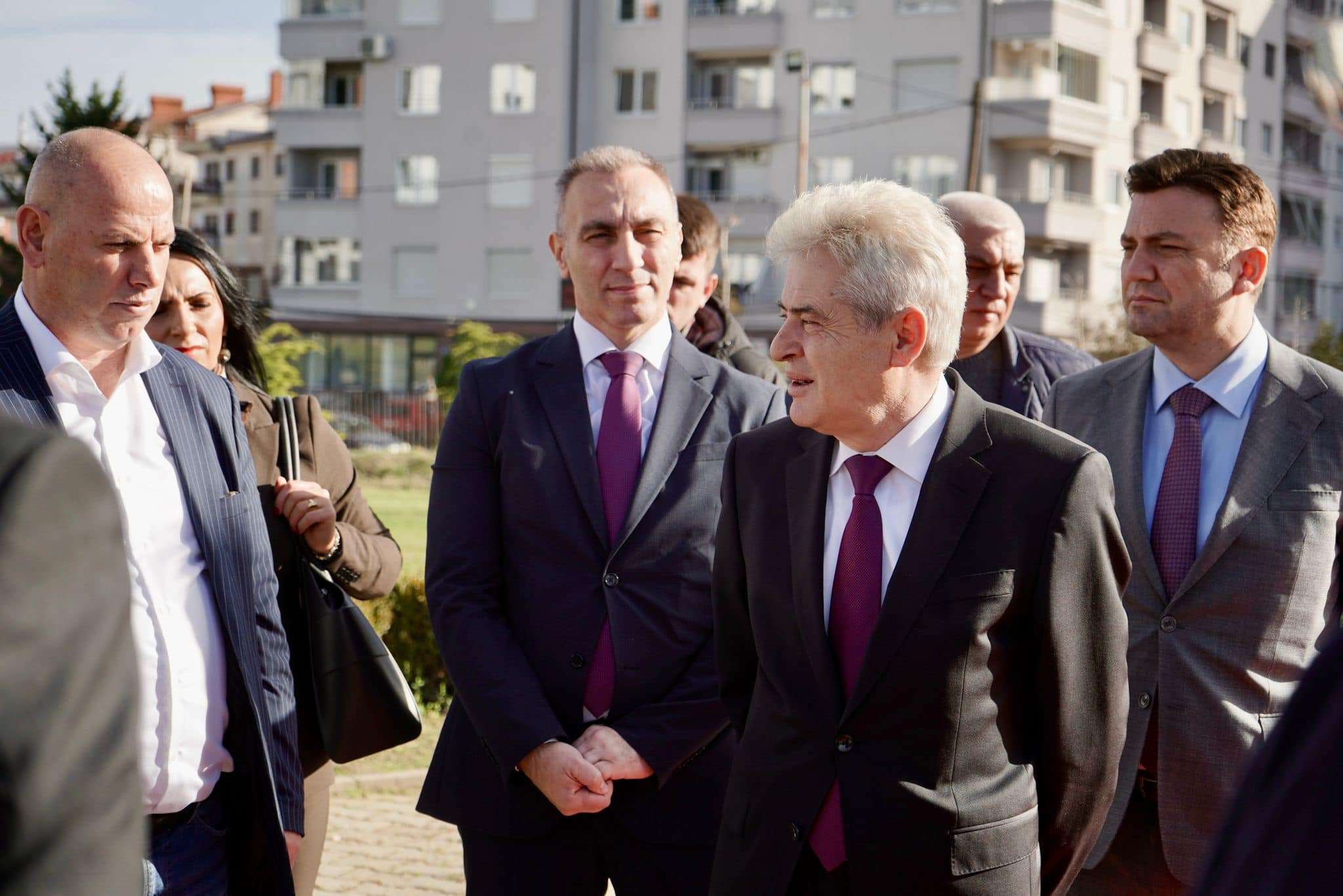 Ali Ahmeti me bashkëpunëtorë dhe Lladrovcin  bëjnë homazhe dhe vizitojnë familjen Rugova