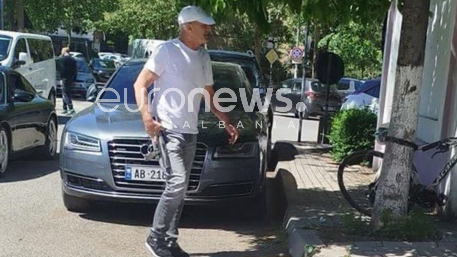Momenti kur Arjan Telhallari  i armatosur  shkon drejt zyrës së Tom Doshit