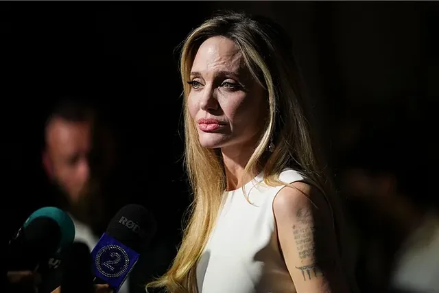 Momente sikleti  Angelina Jolie u detyrua t i tregonte truprojës kush është  bossi 
