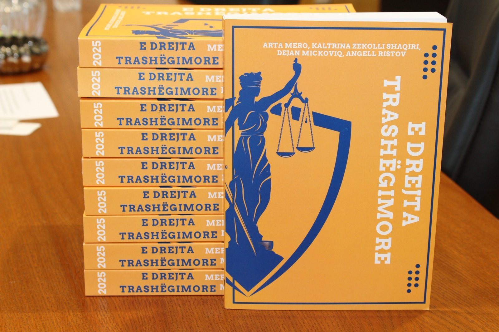 Doli nga shtypi libri universitar  E drejta trashëgimore   një kontribut i rëndësishëm për literaturën juridike në gjuhën shqipe