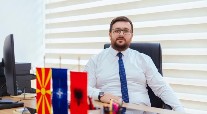 VLEN  38 shqiptarë punësohen në librat amë  ky hov i punësimeve nuk ndalet dot