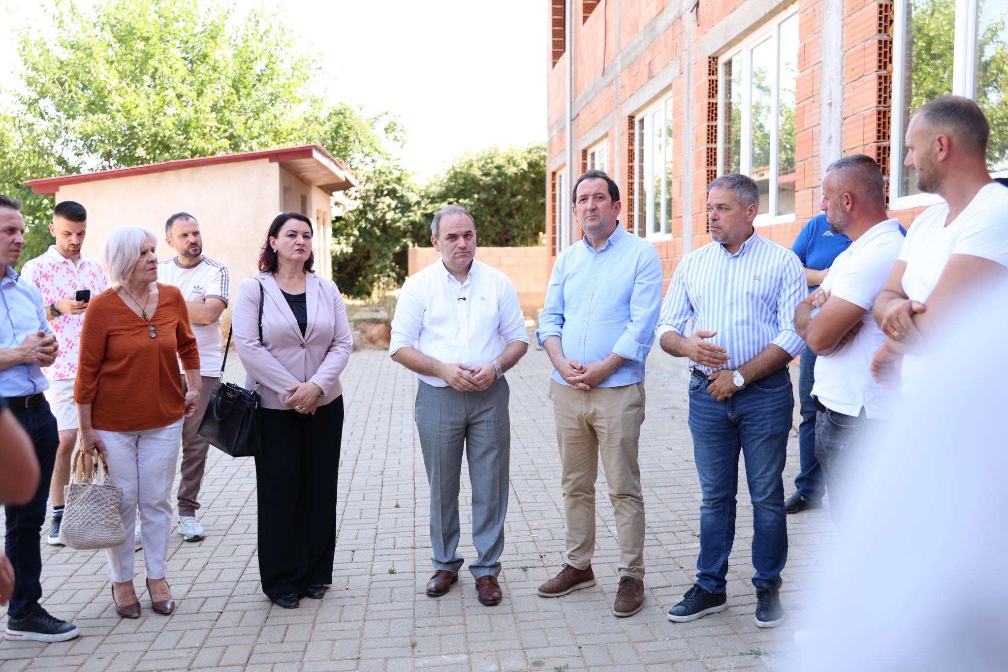 Banorët e Nerovës dhe mësimdhënësit falënderuan Qeverinë dhe VLEN in për zgjidhjen e çështjes së shkollës