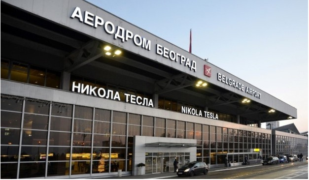 95 shqiptarë mbesin të bllokuar në një autobus në aeroportin e Beogradit  me dyer dhe dritare të mbyllura   Dëgjohen duke kërkuar ndihmë