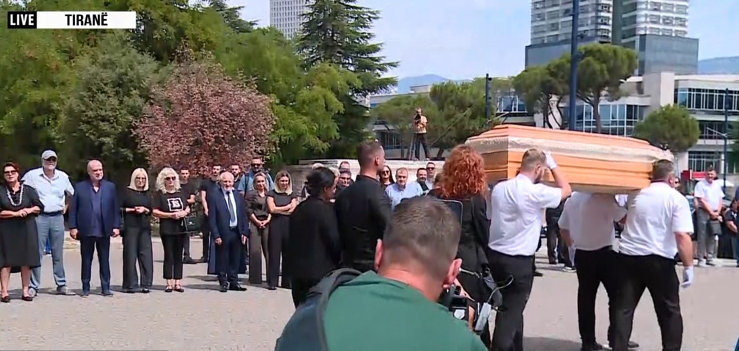 Homazhet për Artur Zhejin  gazetarit dhe publicistit i jepet lamtumira e fundit  Miq e kolegë vendosin kurora me lule pranë arkmortit