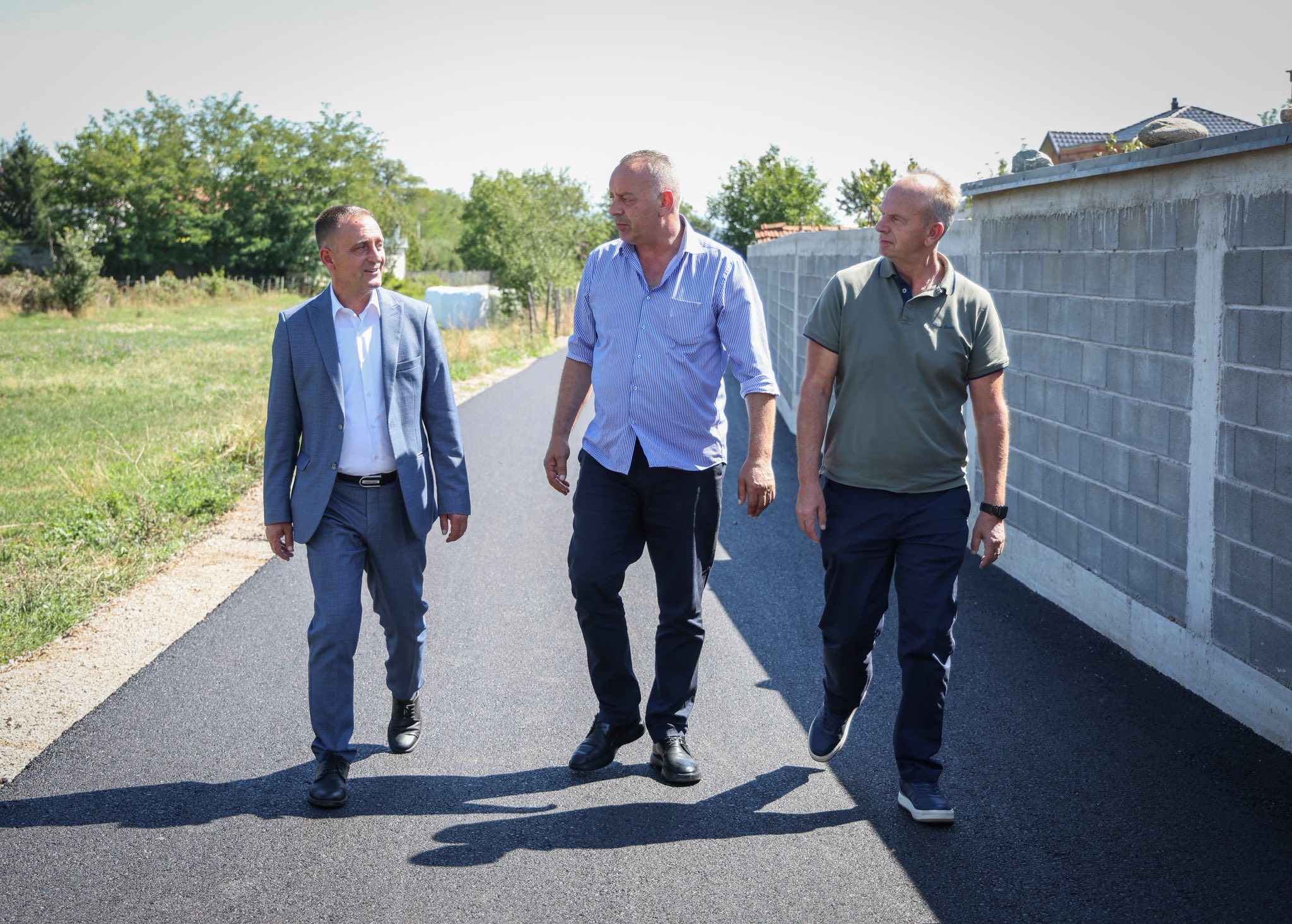 Bashkim Ramosaj  Vazhdojnë me intensitet të lartë punimet në Llotin 4   Asfaltohen rrugët në fshatin Kodrali
