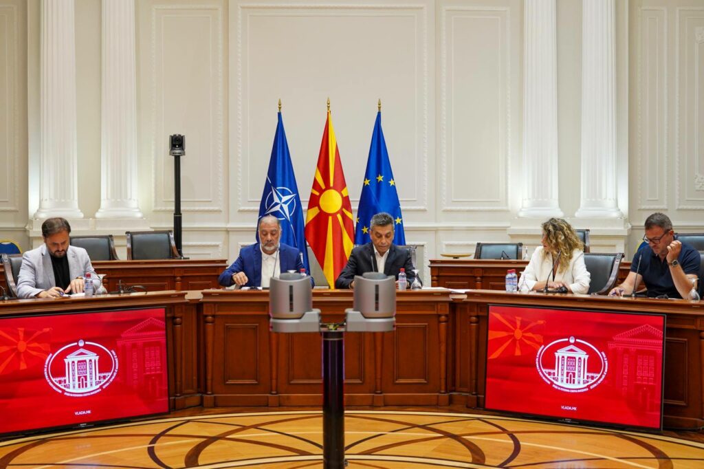 Investim historik prej 10 7 milionë eurosh për menaxhimin e mbeturinave në 18 komuna   Izet Mexhiti  Po sjellim revolucion në shërbimet publike dhe mbrojtjen e mjedisit 