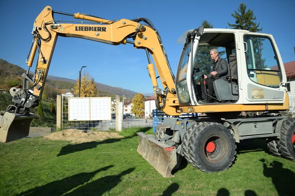 Kryetari i Komunës së Bogovinës  Feti Abazi  inauguron fillimin e punimeve për rikonstruimin e stadiumit në fshatin Pirok