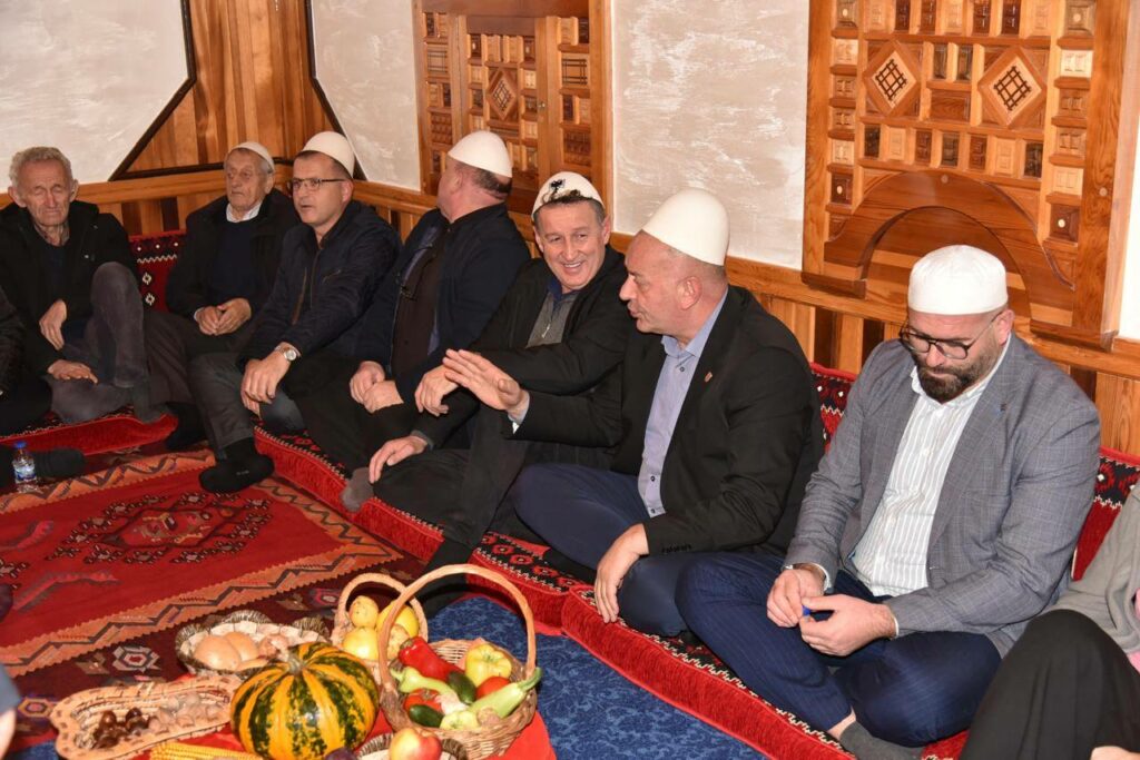  Darka e Lamës  në Llukë të Epërme mbledh shqiptarët   pjesëmarrës edhe kryetari i Deçanit  Bashkim Ramosaj