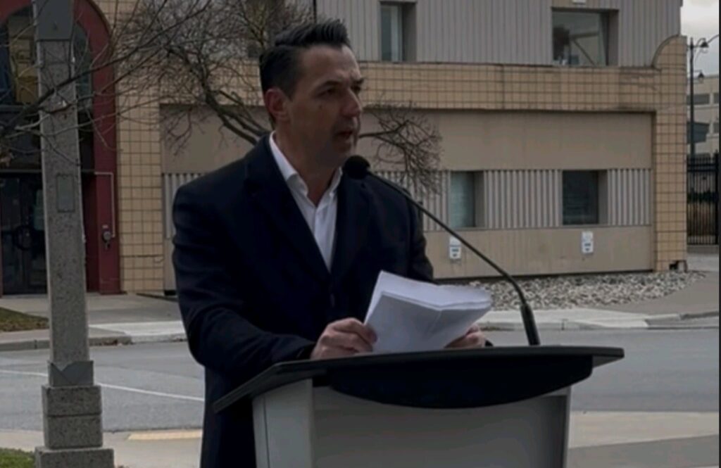 Agron Dedivanaj në ceremoninë e ngritjes së flamurit kombëtarë në Windsor  Në çdo valë të këtij flamuri rreh zemra e një brezi që nuk pranoi robërinë