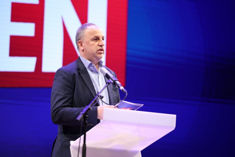 Azizi  Fitoren ia dedikoj shokëve të idealit