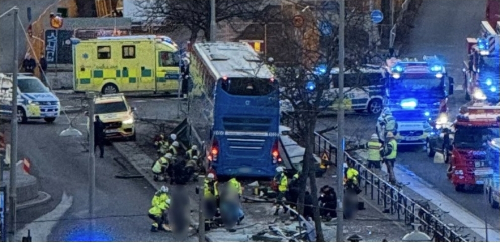 Tragjedi në Stokholm  Autobusi godet stacionin e autobusëve  disa të vdekur dhe të lënduar