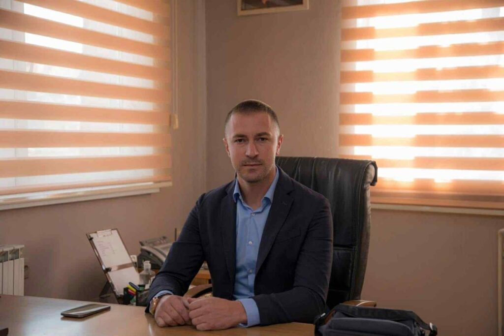 Kur politika harron qëllimin e vërtetë dhe shndërrohet në një skenë të pafund  populli mbetet vetëm spektator