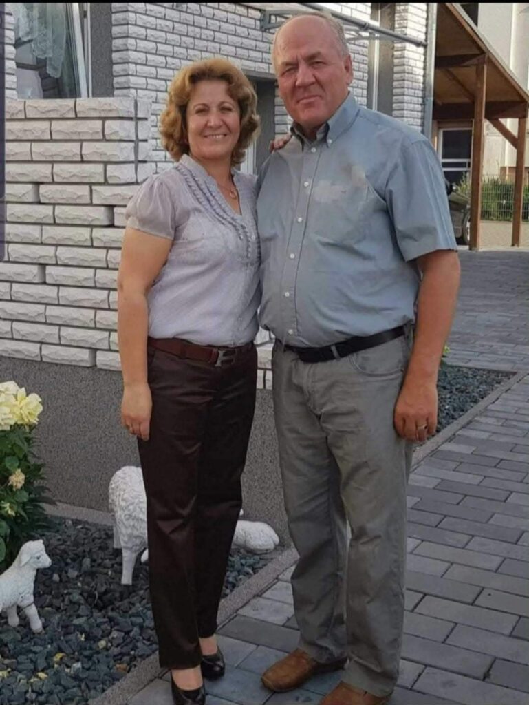 Poeti i njohur Isa Mjeku e uron me poezi e vargje të bukura bashkëshorten për ditëlindje