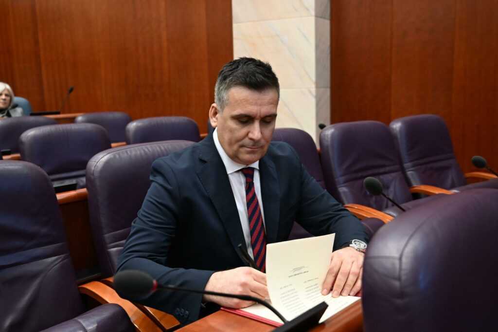 Muhamet Hoxha nis mandatin si Ministër i Mjedisit Jetësor dhe Planifikimit Hapësinor