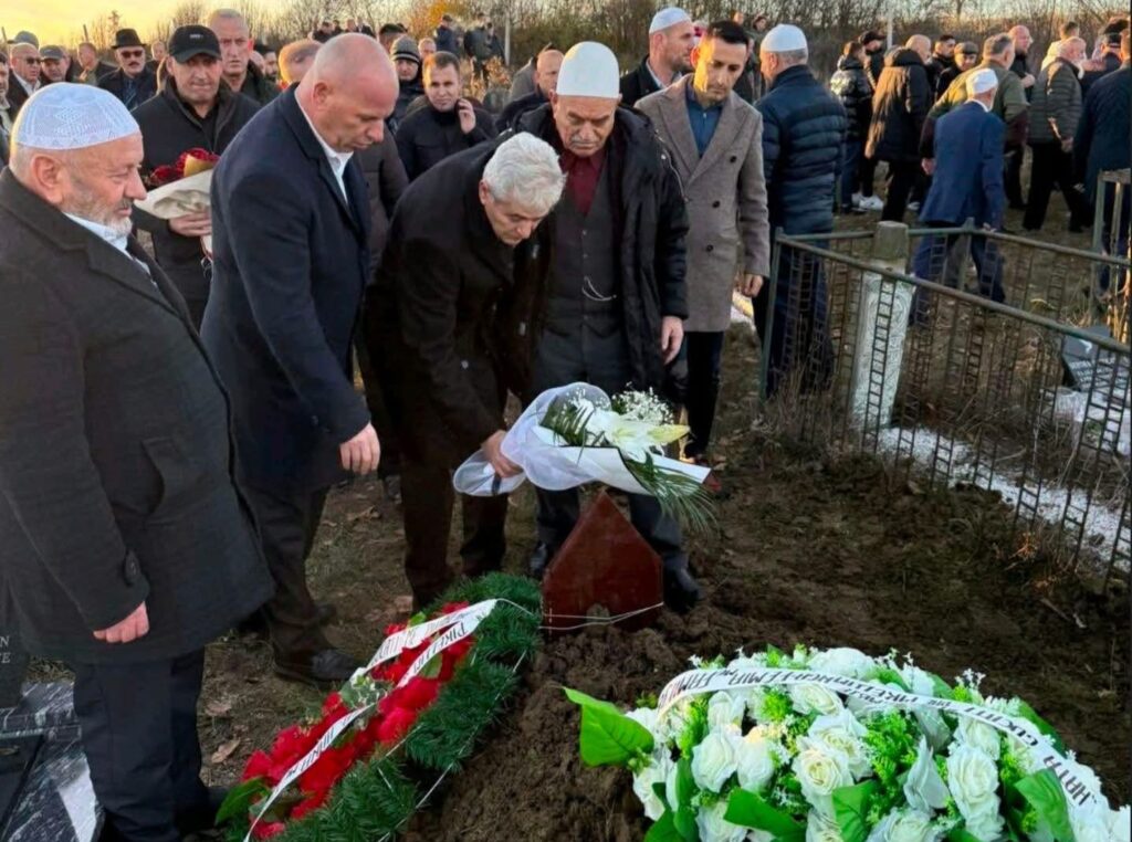 Ali Ahmeti në varrimin e nënës së Hysni Gucatit