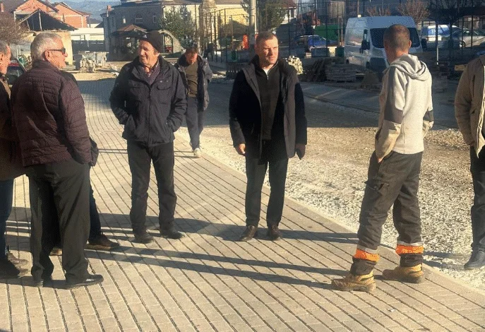 Blerim Islami inspekton punimet në rrugën kryesore të fshatit Zhitoshë