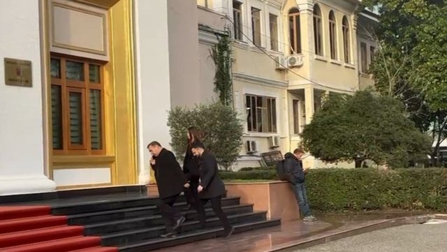 Endri Shabani mbërrin në Kuvend  pritet të kryej betimin e tij si Avokat i Popullit