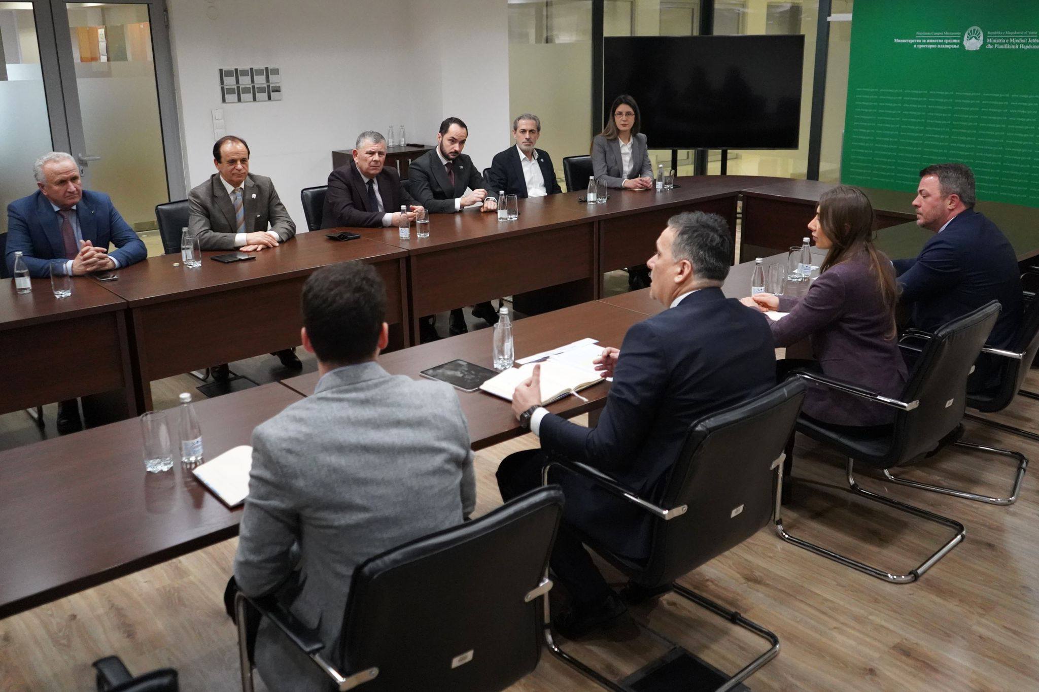 Mjedisi jetësor dhe biznesi në një tavolinë/ Hoxha takon delegacionin e OEMVP