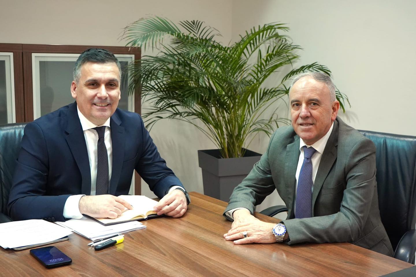 Ministri Hoxha takoi kreun e Strugës Mendi Qyra, diskutuan mbi projektet e mjedisit dhe infrastrukturës që realizohen atje