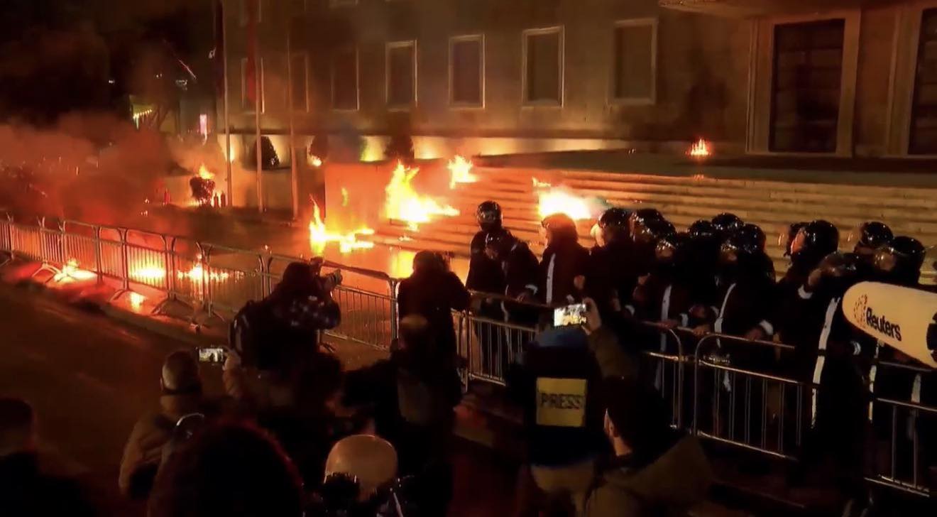 Tension në protestën e opozitës! Molotov, gaz lotsjellës dhe përplasje fizike, arrestohen 20 protestues