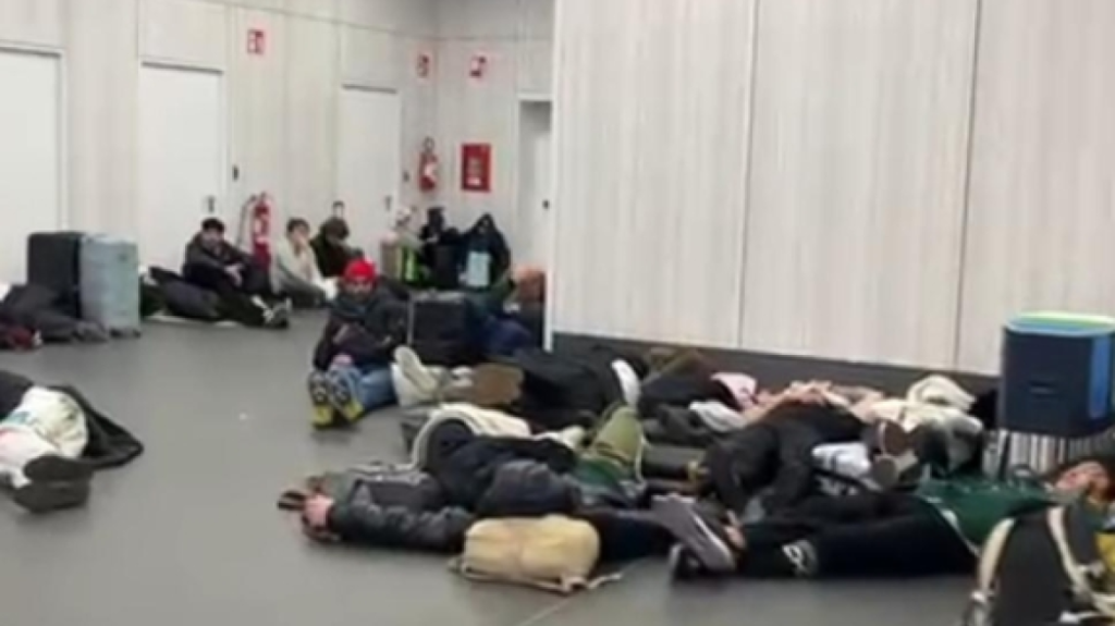 Probleme teknike në aeroportin e Bergamos  disa fluturime të anuluara  Pasagjerët flenë në dysheme