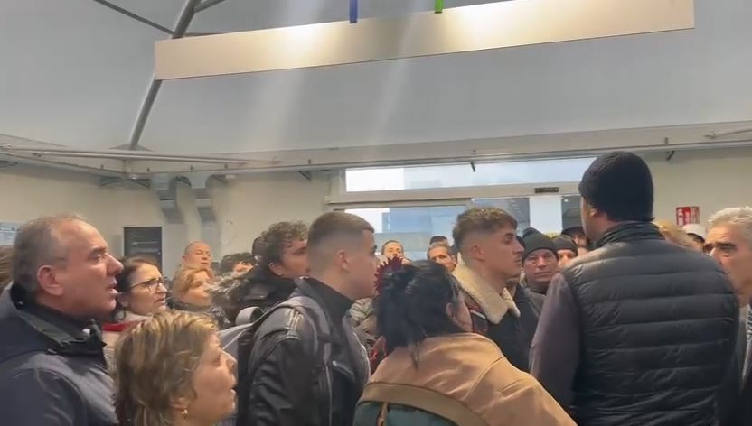Tension në aeroportet italiane  udhëtarë shqiptarë të shqetësuar për vonesat e udhëtimit