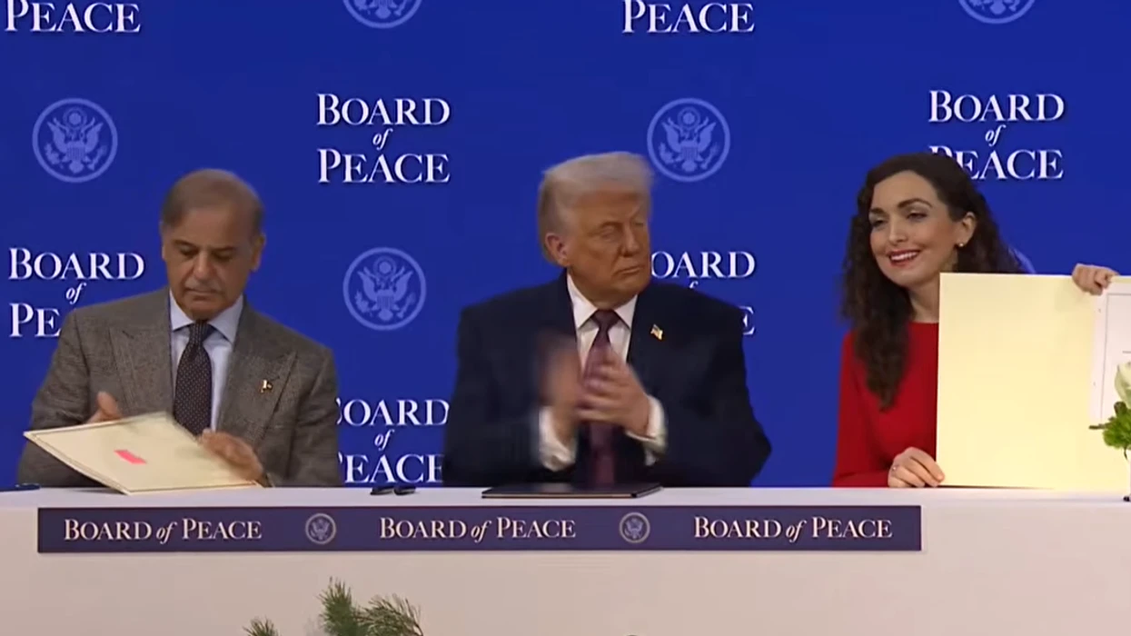 Osmani shtrëngon duart me Trumpin, Kosova nënshkruan pjesëmarrjen në Bordin e Paqes