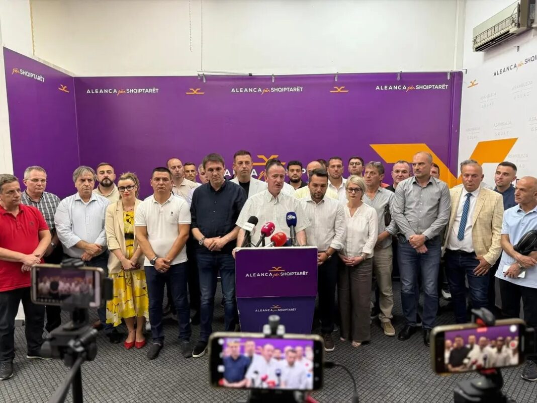 Edhe ASH thotë se do reformohet, dha dorëheqje e gjithë Kryesia e partisë së Taravarit