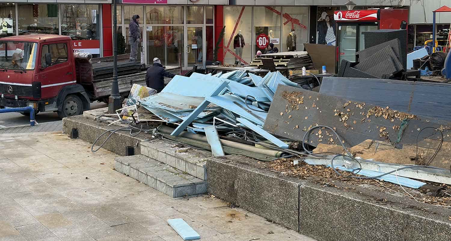 Komuna e Kumanovës vijon aksionin për heqjen e tarracave ilegale në hapësirat publike