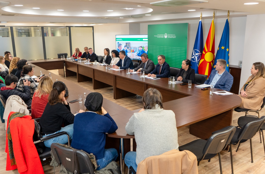 Ministri Hoxha në takim me gazetarë  Cilësia e ajrit dhe menaxhimi me mbeturat  prioritet