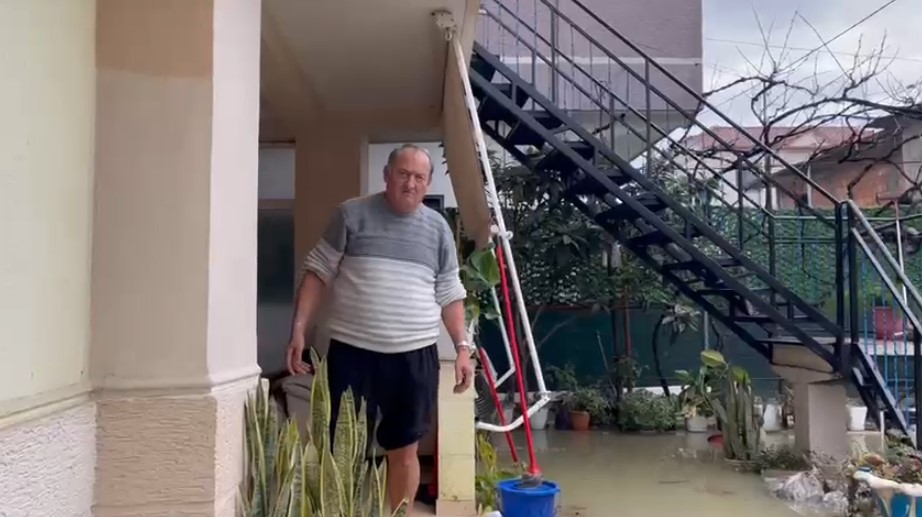 Situatë kritike e përmbytjes në ish Kënetën e Durrësit  flet banori  Ne na shohin si alienë  kryetarja e bashkisë nuk ka ardhur fare