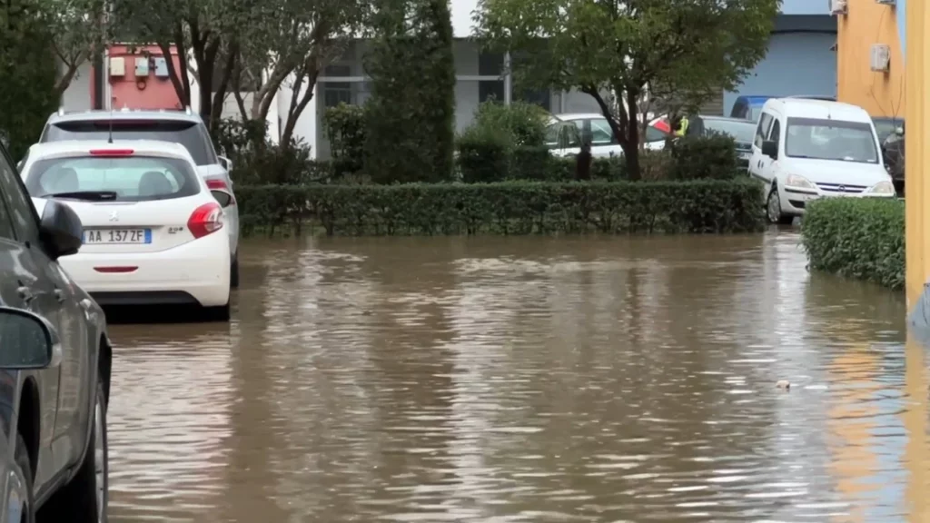 Reshje të dendura shiu në Qarkun Lezhë  Rritet niveli i lumit Drin dhe Mat  përmbytje në disa zona