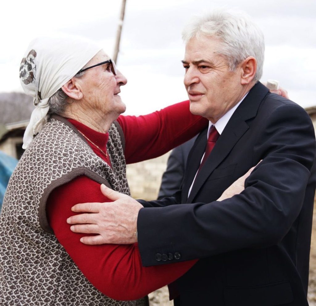 Ali Ahmeti viziton Nënë Stane Pjetër Gashin në Peshter të Brusit  në shtëpinë bazë të luftës së armatosur çlirimtare të UÇK