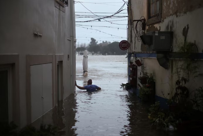 Stuhia “Leonardo” godet Spanjën dhe Portugalinë, një i vdekur. Përmbyten rrugët, rrezik për digat