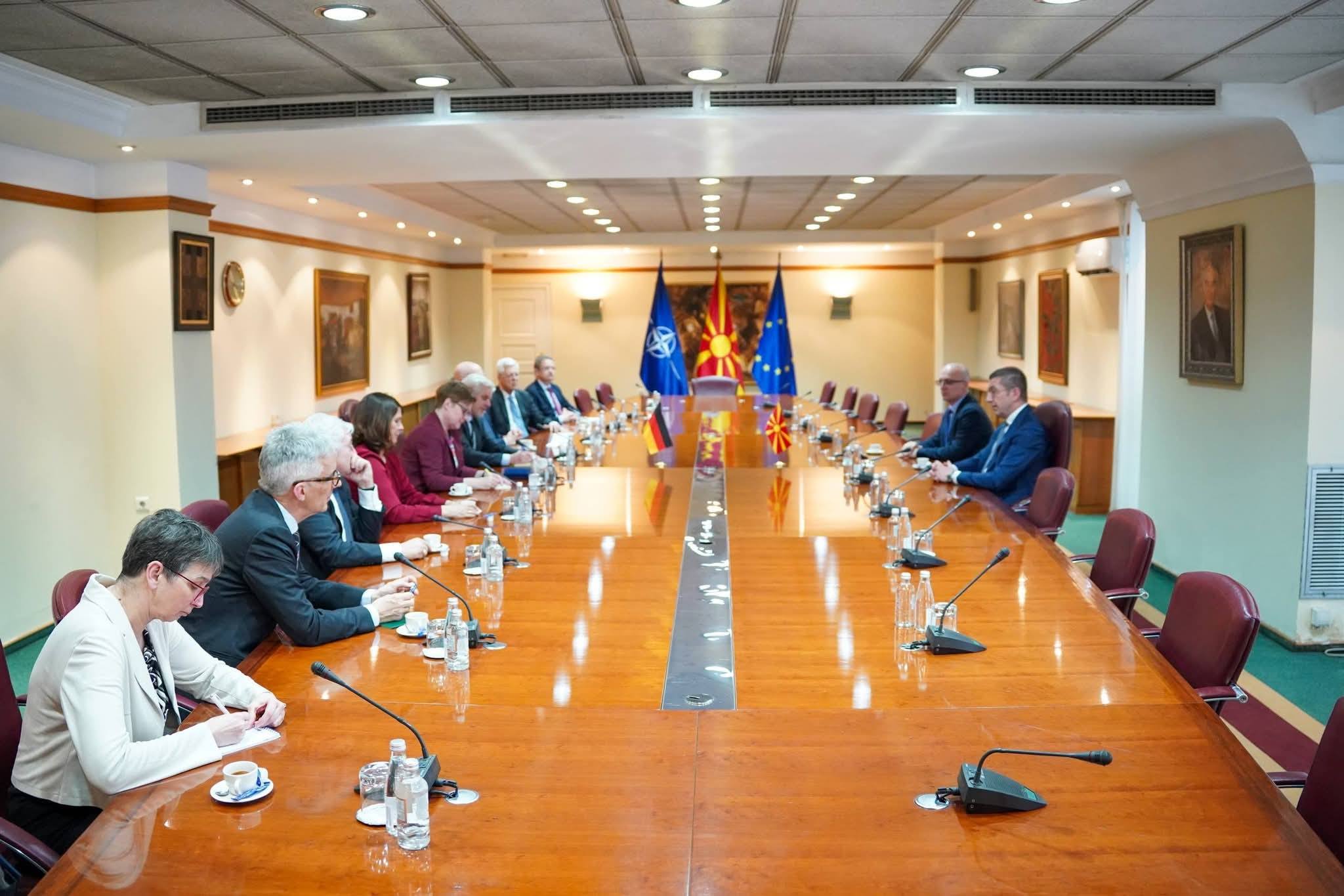 Mickoski dhe Milloshoski takojnë ambasadorët gjermanë në rajon