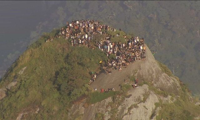 Përplasje mes policisë dhe bandave  200 turistë bllokohen në majë të malit në Brazil