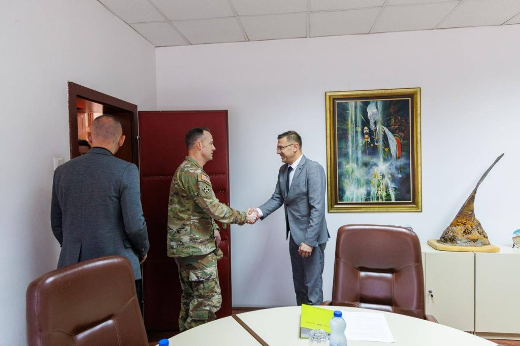 Zëvendësministri i Mbrojtjes  Admir Shabani priti në takim atasheun ushtarak të SHBA kolonelin Daniel Squyers dhe koordinatorin operativ Benjamin Brewer