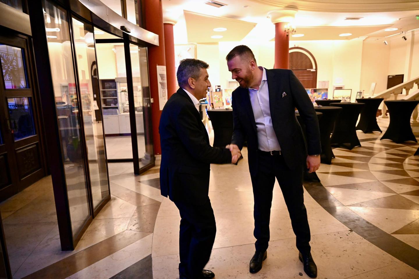 “Tingujt e kozmosit” – libri i parë i Sabri Azirit