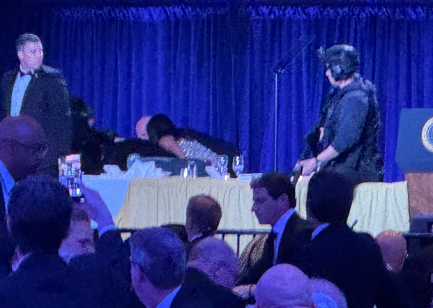 I dyshuari kishte armë dhe disa thika  ishte mysafir i hotelit