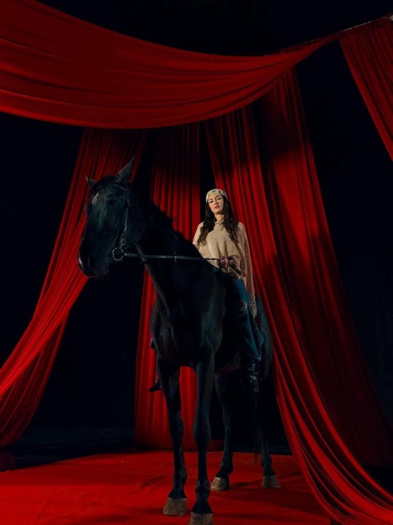 Me kalë të zi dhe veturë sportive  artistja e re Era Emurli ngjall kuriozitetin për projektin e ri  Baluke x Galica 