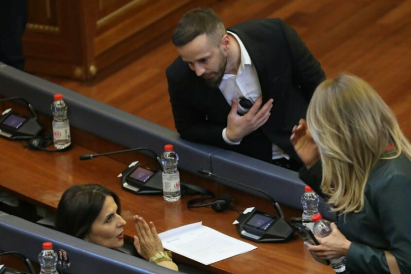  Hiqmu  mos të t shoh    refuzimi i Çitakut për t i folur deputetit që e fyeu bëhet viral