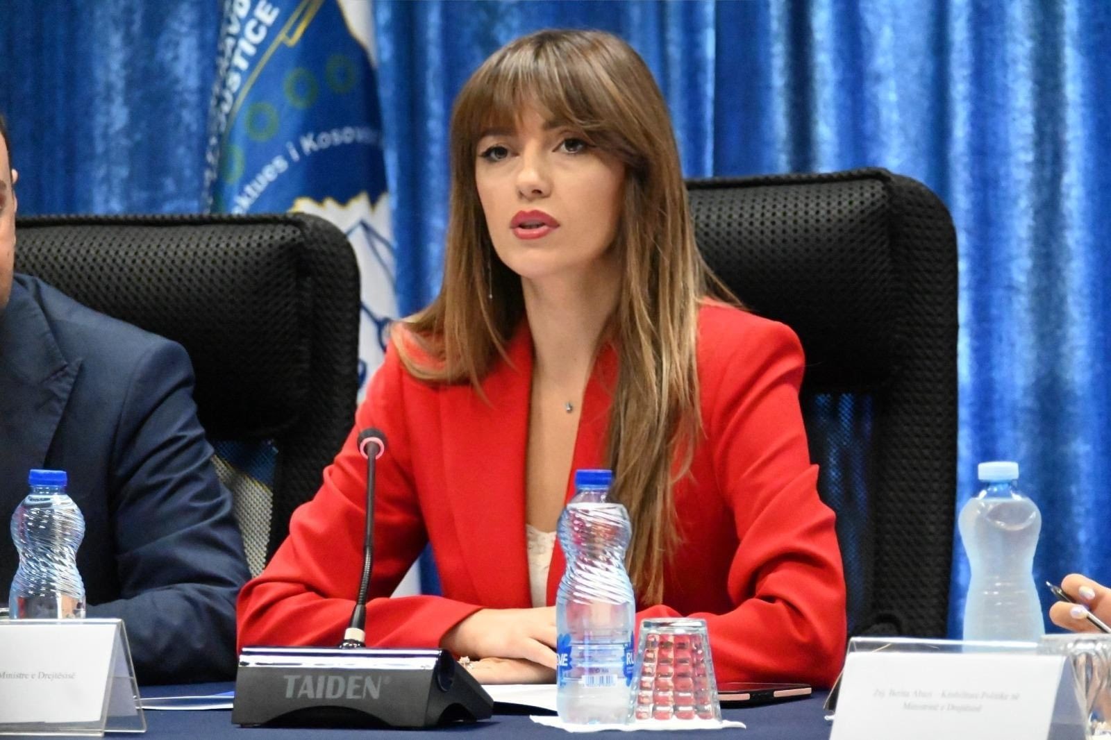 Albulena Haxhiu merr detyrën si ushtruese e presidentes, nesër shkon në Rezallë për homazhe