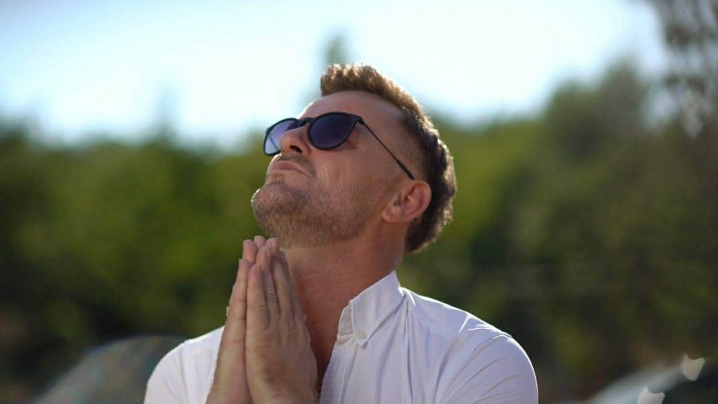 Ladi sjell një super baladë quhet  Dy rrena 