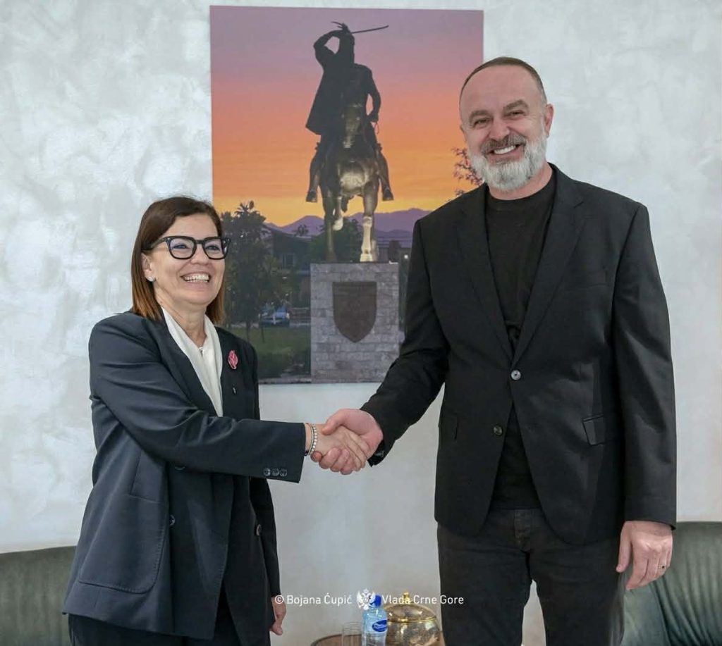 Gjeloshaj me krenari kombëtare vendos Skënderbeun në zyrë