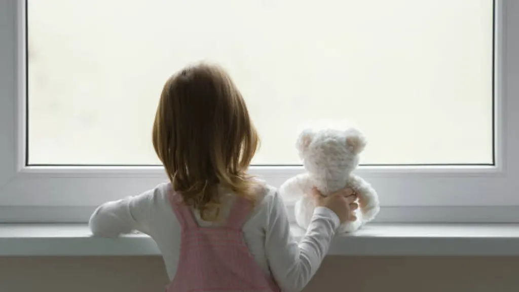 Nëna i mbyll në banesë çikat 4 muajshe dhe 5 vjeçe  arsyetohet se shkoi te familjarët e saj