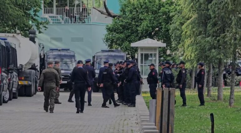 Tiranë në gatishmëri  PD proteston 3 orë  policia zbret në terren 1500 efektivë