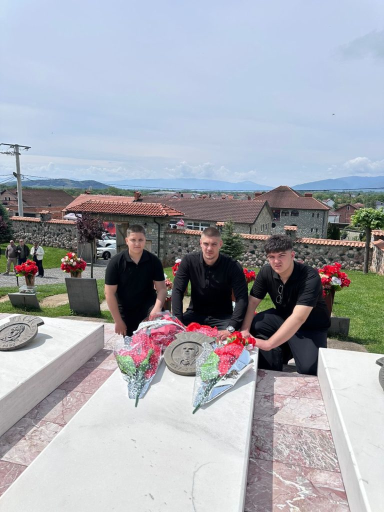 Në Deçan dhe Gllogjan  tre djemtë e Beg Rizajt përkujtojnë heroin në 11 vjetorin e rënies heroike