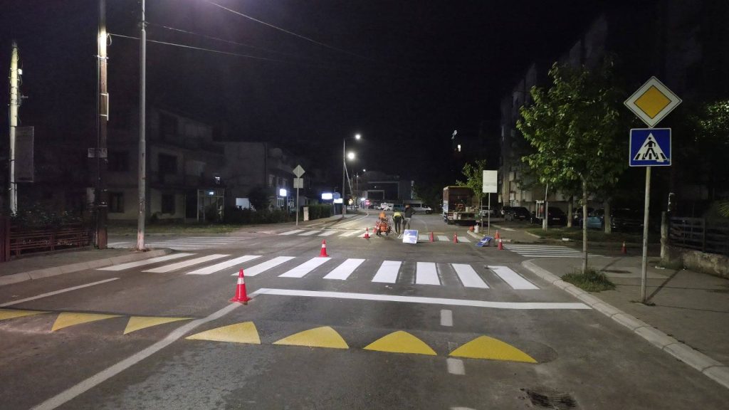 Struga në aksion para sezonit turistik  vazhdojnë punimet për sinjalistikën rrugore