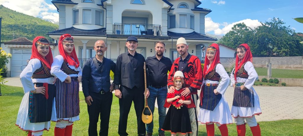 Arflet Selmani përfundon xhirimet e projektit të ri muzikor me vajzën e tij