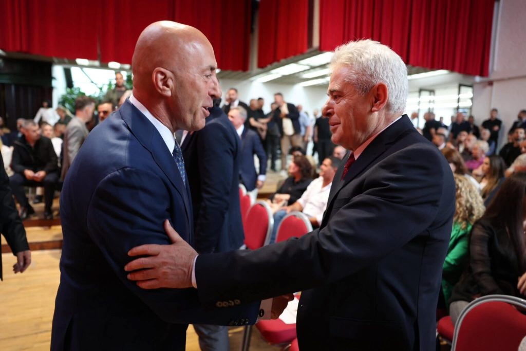 Ali Ahmeti nderon Fehmi dhe Xhevë Lladrovcin në ceremoninë përkujtimore